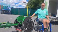 Vratislav Zdrubecký se svým speciálním sportovním vozíkem