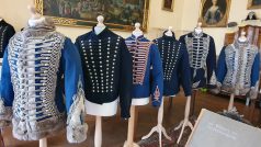 Součástí výstavy je unikátní zapůjčená kolekce husarských uniforem