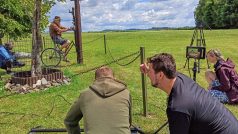 Štáb České televize při natáčení v Nouzově