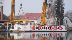 Pozice popruhů je předem daná. Loď musí být před zvedáním dokonale vyvážená