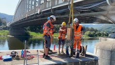 Ústí nad Labem, silnice u Benešova mostu. Vytažení protipovodňové klapky