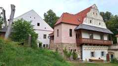 Tvrz v Mladějovicích na Strakonicku, kterou zachránila a oživila rodina Durychových