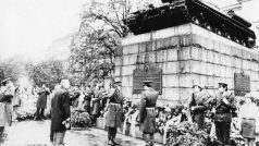 Pomník byl slavnostně odhalen 29. července 1945. Každý rok se u něho potom konaly pietní akce