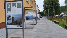 Návrhy nové vyhlídkové plošiny, včetně vítězného, jsou vystaveny v parku před centrální jídelnou v Bílině