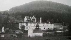 Největší statek Jaroslava Dokoupila. V pozadí vypálený hotel Adolfa Pospíšila