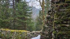 U hrádku Aichelburg na skalním výběžku nad Temným Dolem