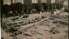 Pohled na staveniště Zemské průmyslové školy v roce 1923, v pozadí budova Gymnázia v Palackého ulici