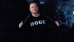 Musk s tričkem s nápisem DOGE (Úřad pro efektivitu vlády)