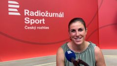 Zuzana Hejnová ve studiu Radiožurnálu Sport