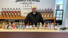 Mads Nielsen si na dánském ostrově Samsø založil palírnu alkoholu, ve které se nebojí experimentovat