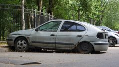 Opuštěné staré auto na ulici