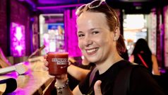 Rajčatové pivo Krev Moskala v Kyjevě ochutnala i zpravodajka Bára Vránová