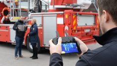 Rozhovor s mluvčí hasičů natáčíme na mikrofon a zároveň snímáme termokamerou