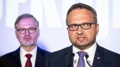 Ministr práce a sociálních věcí Marian Jurečka z KDU-ČSL (vpředu) a premiér Petr Fiala z ODS