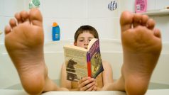 Kniha Harry Potter - čtenář - dětský čtenář - dítě - kluk - chlapec - čtení