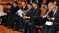 Prezident Českého hokeje Tomáš Král (čtvrtý zprava) a hokejista Jaromír Jágr (třetí zprava) v Pekingu podepsali s čínskými kolegy dohodu o rozvoji česko-čínského programu ledního hokeje