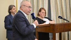 Archivářka Šárka Steinová rozpečeťuje obálku s posledními slovy TGM