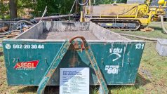 V areálu Vojenské nemocnice v pražských Střešovicích pracují geologové a vrtné soupravy