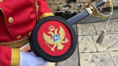 Základem uniformy je kruhová čepice - Kapita. Zlatý dvojhlavý orel je státní znak Černé hory, menší je i na přední části čepice