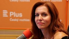 Novinářka Nora Fridrichová ve studiu Českého rozhlasu Plus.