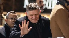 Robert Fico na protivládní demonstraci před prezidentským palácem v Bratislavě