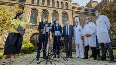 Před jednou z pražských porodnic představuje sedm mužů v čele s premiérem Babišem (ANO), ministrem zdravotnictví a čtyřmi doktory projekt s názvem Porodnictví pro 21. století