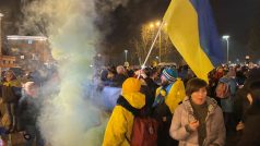 Řada lidí si na demonstraci v Mariupolu přinesla ukrajinské vlajky