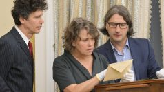 Historička Dagmar Hájková luští nápis na obálce