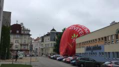 V centru Českých Budějovic nouzově přistál balón