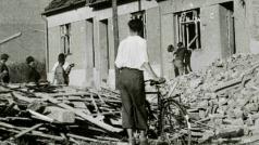 Americká letadla kromě přímých cílů vojenského letiště ve Slatině a Černovicích a továrně na letecké součástky vybombardovaly i několik přilehlých obytných domů. Otec Lubomíra Vysočana přijel na kole a sleduje katastrofu ve své ulici