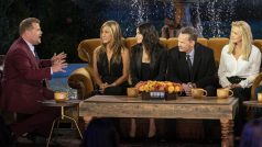 (Zleva) James Corden, Jennifer Anistonová, Courteney Coxová, Matthew Perry, Lisa Kudrowová, David Schwimmer a Matt LeBlanc ve speciálu Přátele: Zase spolu