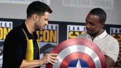 Hlavní představitelé chystaného seriálu Sebastian Stan a Anthony Mackie.