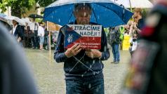 Protestující proti vládě s komunisty, Malostranské náměstí 11.7.2018