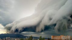 Sociální sítě v pondělí večer zaplnily fotografie mraku, který se zformoval nad Zlínem.