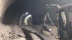 Tunel, kudy budou v lidé chodit k výtahu ve stanici metra Karlovo náměstí.