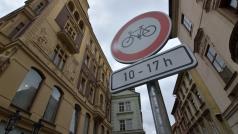 Nově osazená značka zakazující vjezd cyklistům do ulice Železná