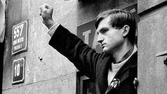 Mladý herec Jan Soukup, který přihlíží průvodu za Jana Palacha