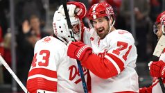 Dylan Larkin slaví výhru nad Buffalo Sabres s brankářem Petrem Mrázkem