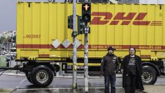 Vůz společnosti DHL v Berlíně