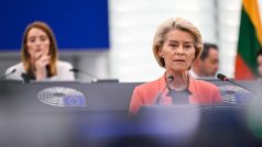 Ursula von der Leyenová v europarlamentu při hájení své funkce před hlasováním o nedůvěře (7. července 2025)