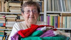 Paní Jana Pavlíčková upletla za rok 297 párů ponožek