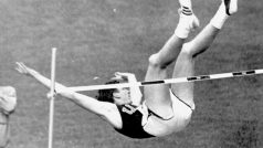 Dick Fosbury jako první začal používat flop