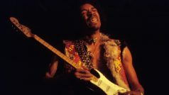 Kytarista Jimi Hendrix proslul i zpracováním americké hymny