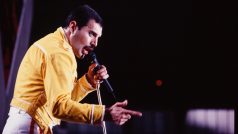 Freddie Mercury během koncertu Queen v roce 1986