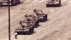 Ikonická fotografie muže blokujícího tanky na náměstí Nebeského klidu v Pekingu