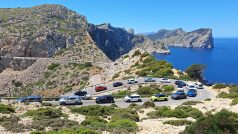 Některá místa na Mallorce jako poloostrov Cap de Formentor turisté doslova ucpávají