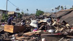 Lidé prohlížejí, co zbylo z jejich domu, který na Srí Lance zničilo tsunami