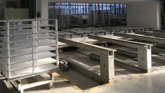 Německý trh ještě nefunguje a část zaměstnanců doma hlídá děti, proto jedna linka firmy Český porcelán Dubí stojí.