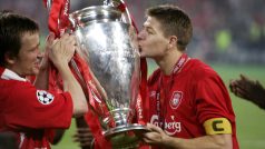 Vladimír Šmicer a Steven Gerrard po vítězném finále Ligy mistrů v roce 2005