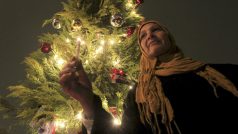 Muslimská žena zapaluje svíčku u vánočního stromu v Káhiře (archivní foto)